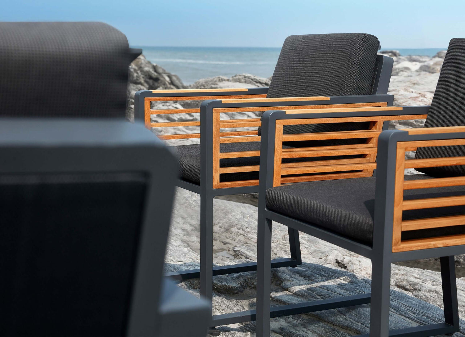 Higold New York 4 személyes kerti étkezőszett, fekete színben