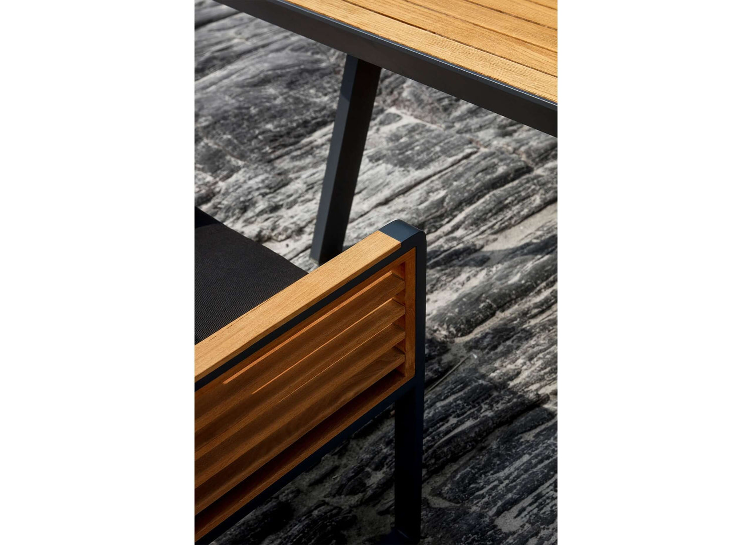 Higold New York 4 személyes kerti étkezőszett, fekete színben