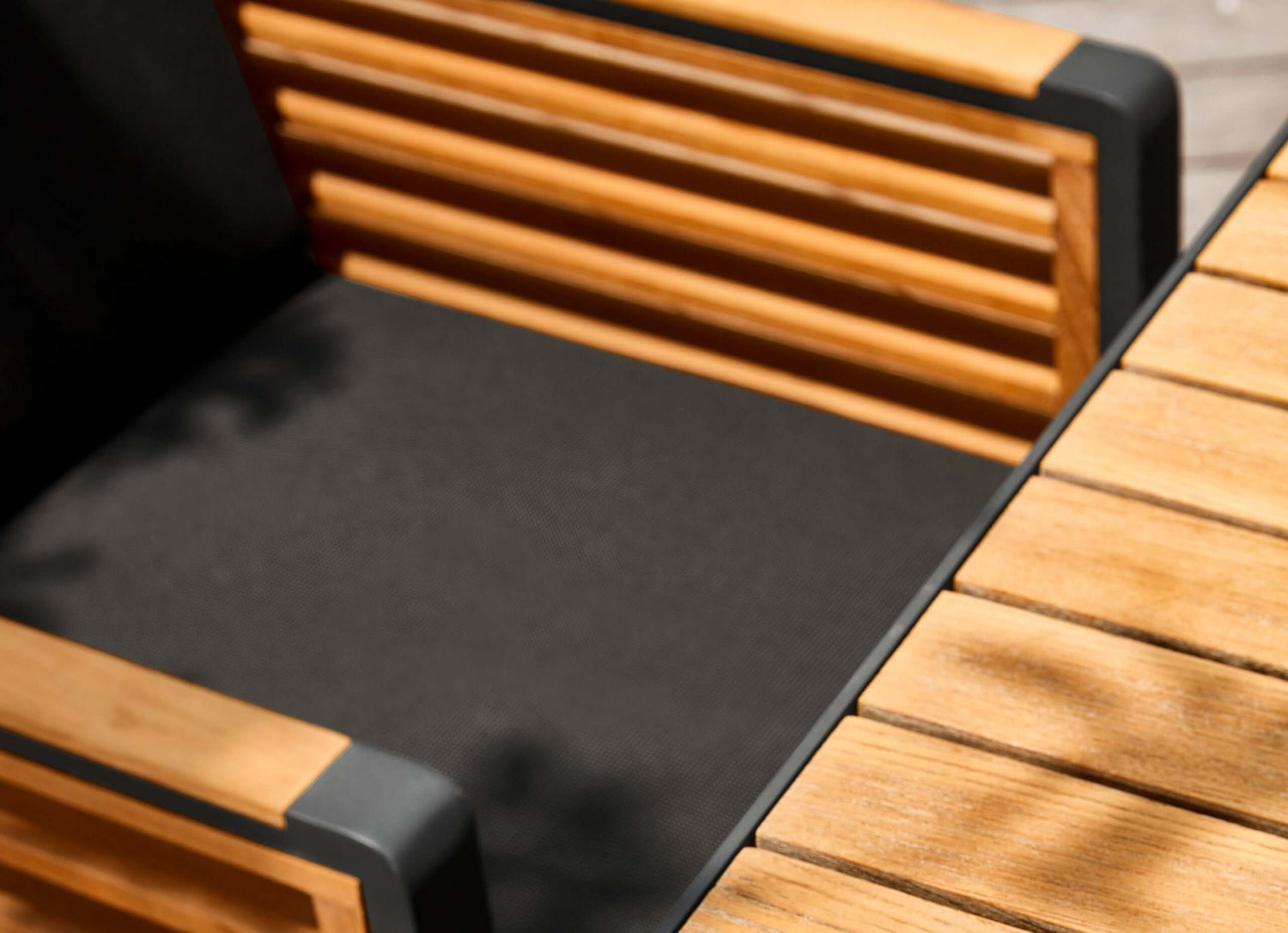 Higold New York 4 személyes kerti étkezőszett, fekete színben