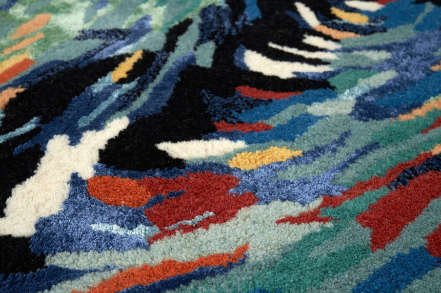 Flores Blue gyapjú szőnyeg virágmintája közelről