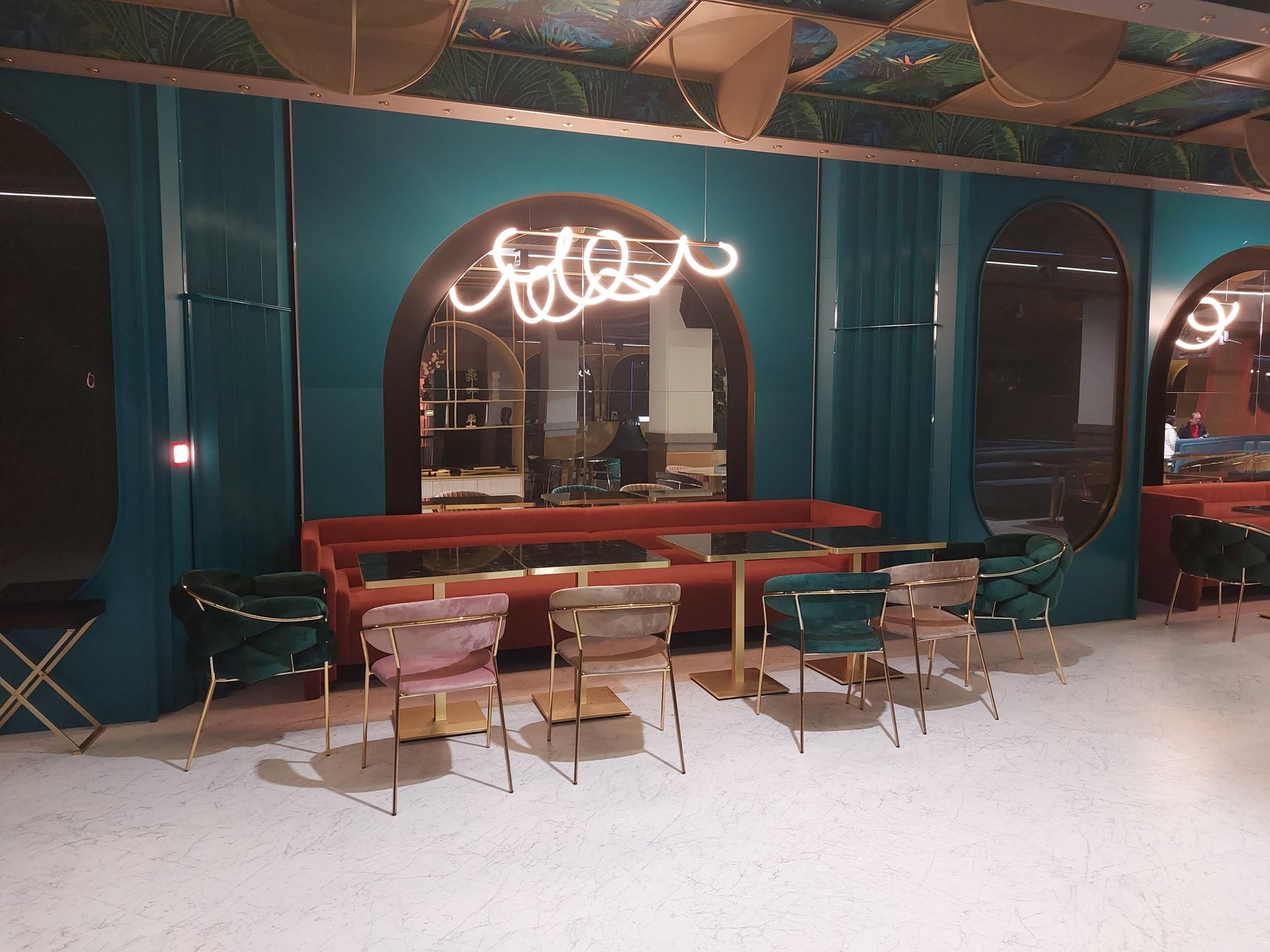 NOA Club – MobCenter bútorozás