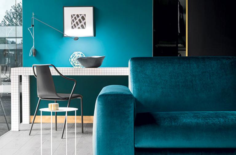 Nixon kanapéágy oldalnézet, kartámasz és magas acélláb részlet