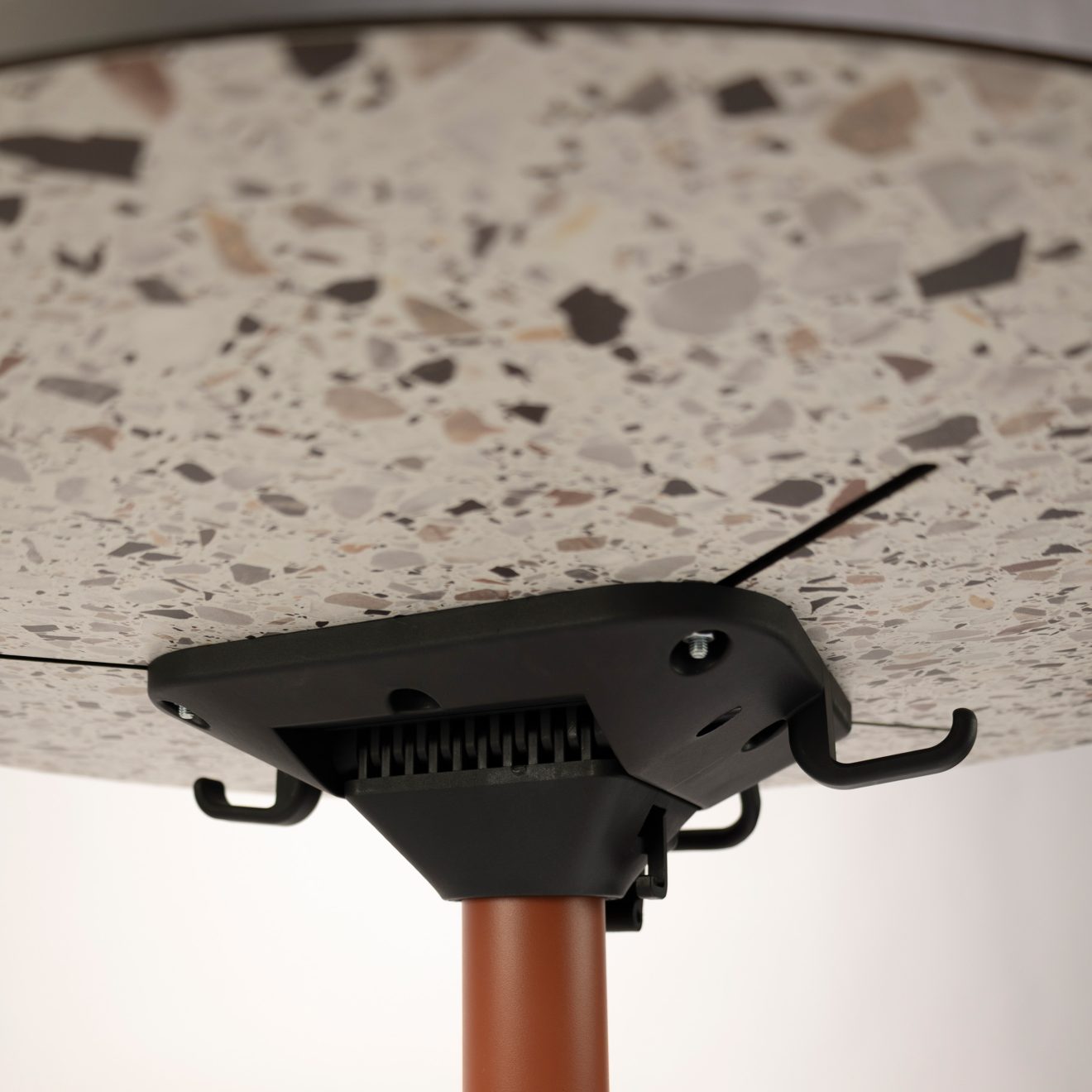 Asztalláb KJ Livia, különböző színbenekben