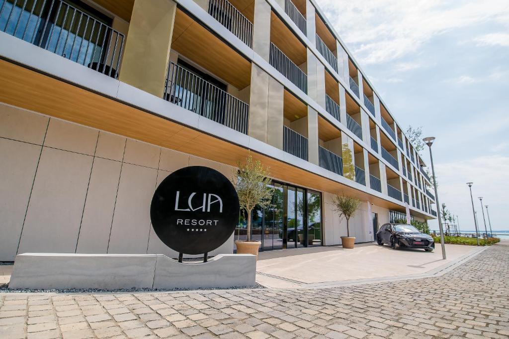 LUA Resort – MobCenter bútorozás