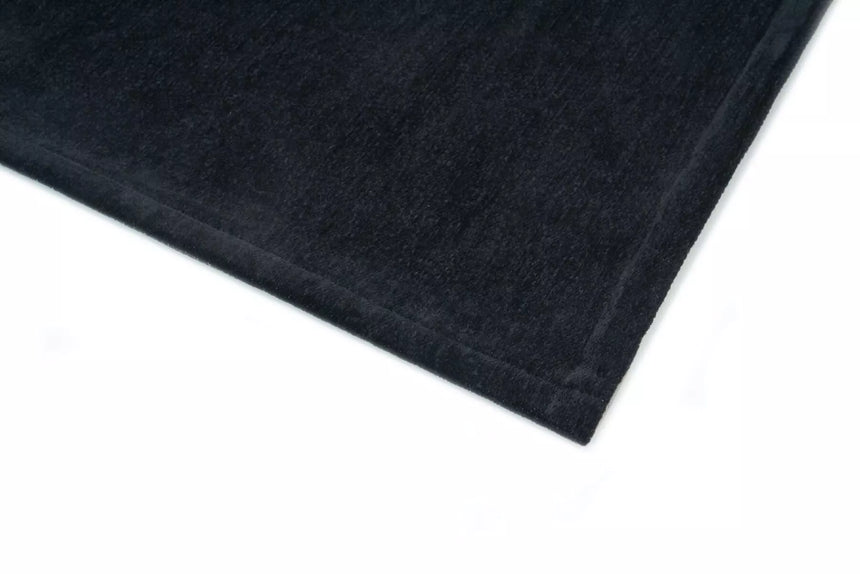 Basic Black modern szőnyeg enteriőrben