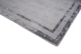 Frame Steel Gray viszkóz szőnyeg keretes mintája közelről