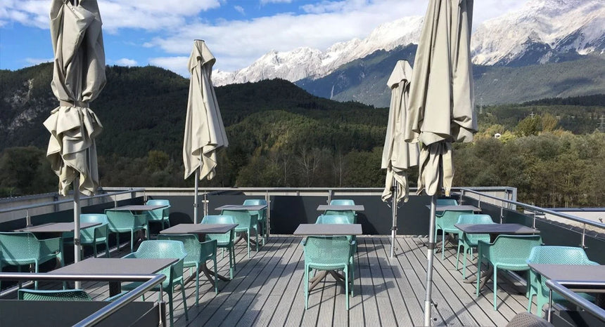 Nardi Clip kültéri asztalok teraszon, napernyőkkel, hegyi panorámával