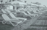 Nardi Omega napozóágyak hosszú sorban, strandkiszolgálásban