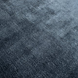 Linen Dark Blue viszkóz szőnyeg szálszerkezete közelről