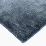Linen Dark Blue viszkóz szőnyeg sarka és szegése részletben
