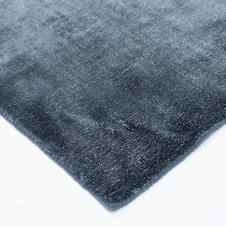 Linen Dark Blue viszkóz szőnyeg sarka és szegése részletben