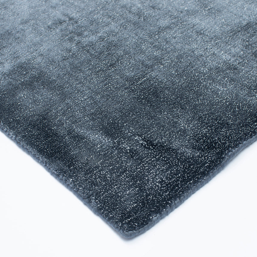 Linen Dark Blue viszkóz szőnyeg sarka és szegése részletben