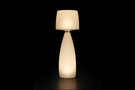 Vela állólámpa White Light kivitelben, bekapcsolva – Plust Collection